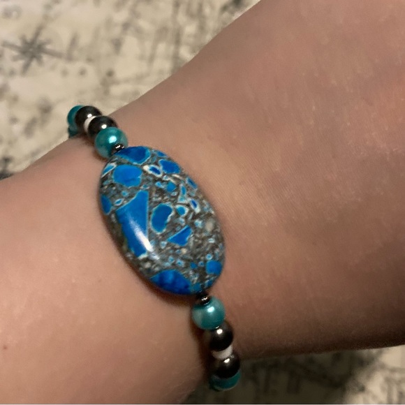 Turquoise’s beaded necklace and bracelet - Picture 2 of 5